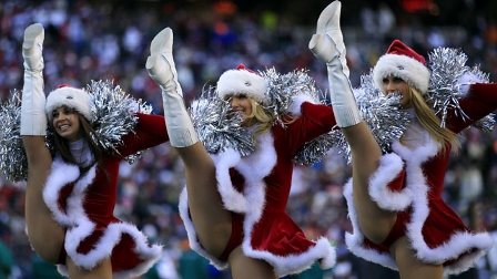 NFL-cheerleaders---New-England-Patriots-in-Santa-outfits (448x252).jpg